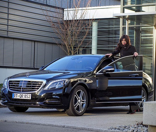 Happy Mercedes-Benz service customer